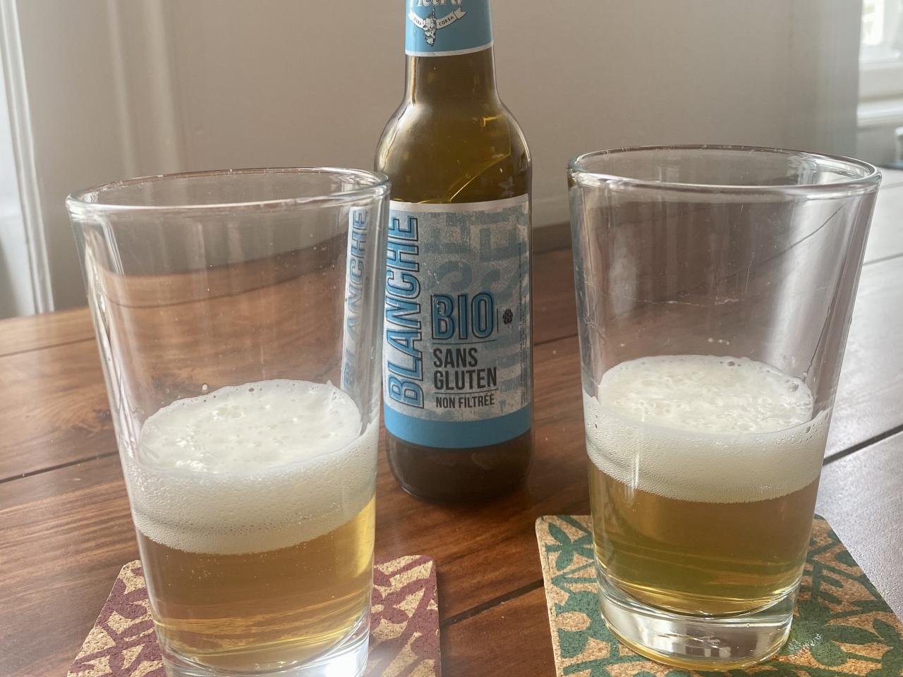 Zwei Gläser Bier Blanche Bio sans Gluten