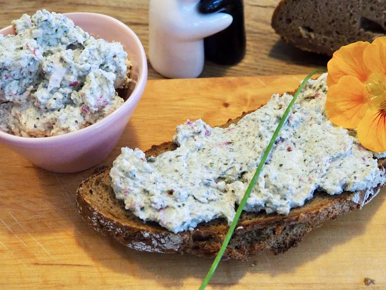 Brot mit selbstgemachten Radieschen-Knoblauch-Aufstrich glutenfrei
