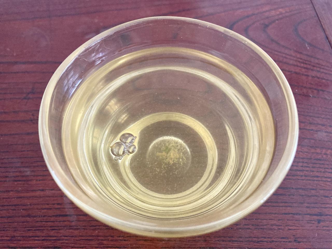 Grüner Tee serviert in einer gläsernen Schale