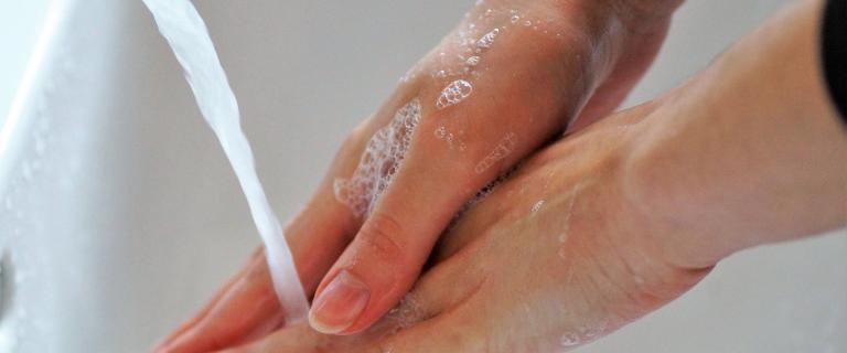 Frau wäscht sich die Hände