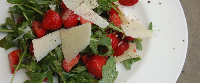Erdbeersalat mit Rucola und Parmesan